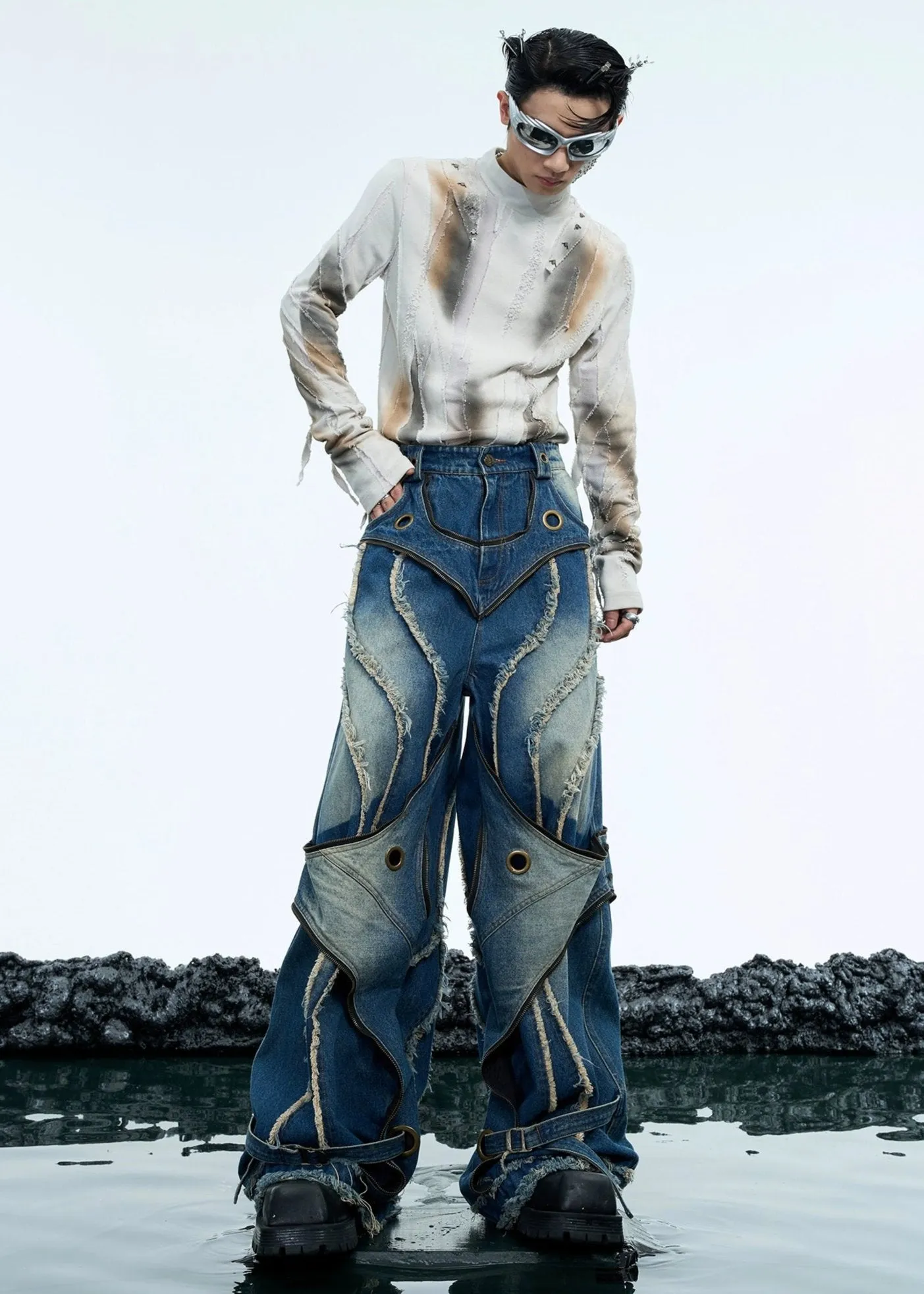 Frayed Structured Multi-Details Jeans